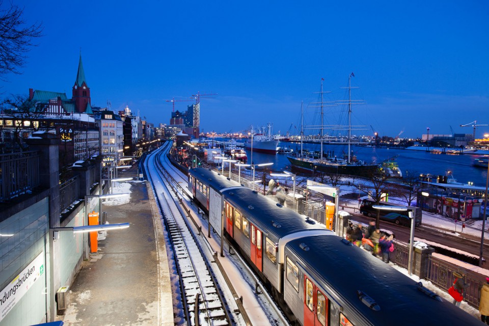 Hamburg Landungsbrücken blaue Stunde